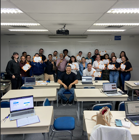 Turma recebendo os certificados de participação ao final da imersão.